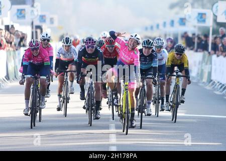 Arrivée sprint, CONSONNI Chiara de Valcar - Voyage et Service, 1ère place, KOOL Charlotte de NXTG Racing 2ème place, ZANARDI Silvia de Beencre 3ème place, KOPECKY Lotte de Liv Racing 4ème place pendant le Grand Prix des femmes du Morbihan 2021, événement cycliste le 16 octobre 2021 à Grand-champ,France - photo Laurent Lairys / DPPI Banque D'Images