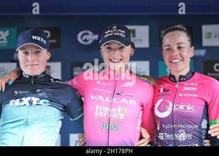 Podium, KOOL Charlotte de NXTG Racing 2ème place, CONSONNI Chiara de Valcar - Voyage et Service, 1ère place, ZANARDI Silvia de Beencre 3ème place pendant le Grand Prix des femmes du Morbihan 2021, Cyclisme du 16 octobre 2021 à Grand-champ, France - photo Laurent Lairys / DPPI Banque D'Images