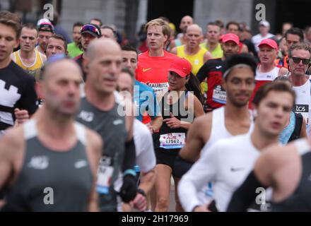 Amsterdam, pays-Bas.17 octobre 2021.Les participants passent par le Rijksmuseum juste après le début du 45e Marathon d'Amsterdam, dans le contexte de la pandémie du coronavirus, le 17 octobre 2021 à Amsterdam, aux pays-Bas.(Photo de Paulo Amorim/Sipa USA) Credit: SIPA USA/Alay Live News Banque D'Images