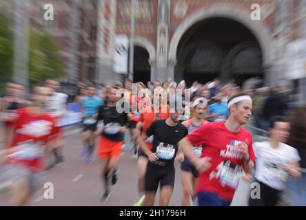 Amsterdam, pays-Bas.17 octobre 2021.Participantes traverse le Rijksmuseum juste après le début du 45e Marathon d'Amsterdam dans le contexte de la pandémie du coronavirus le 17 octobre 2021 à Amsterdam, pays-Bas.(Photo de Paulo Amorim/Sipa USA) Credit: SIPA USA/Alay Live News Banque D'Images