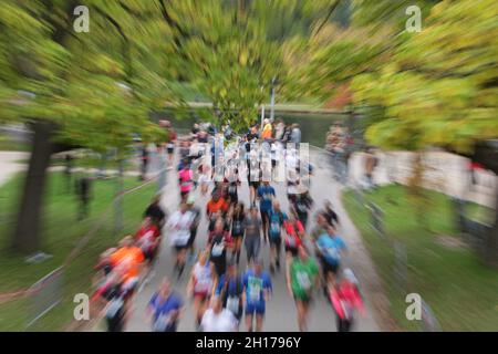 Amsterdam, pays-Bas.17 octobre 2021.Les coureurs en action passent par Vondelpark lors du 45e Marathon d'Amsterdam, dans le cadre de la pandémie du coronavirus, le 17 octobre 2021 à Amsterdam, aux pays-Bas.(Photo de Paulo Amorim/Sipa USA) Credit: SIPA USA/Alay Live News Banque D'Images