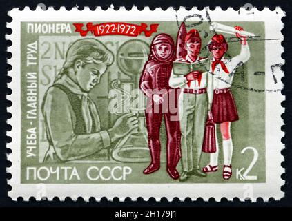 RUSSIE - VERS 1972 : un timbre imprimé en Russie montre Girl in Laboratory et Pioneers, 50e anniversaire de l'Organisation des pionniers de l'URSS, vers Banque D'Images