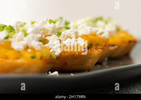 Croûtons frits avec purée de citrouille et de ricotta, parsemés d'oignons verts, nourriture d'automne de saison Banque D'Images