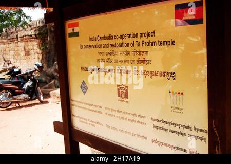 Panneau d'information étiquette des ruines antiques d'Angkor wat ou voyageurs étrangers cambodgiens visite de lecture à Prasat Ta Prohm ou ancêtre Brahma tem Banque D'Images
