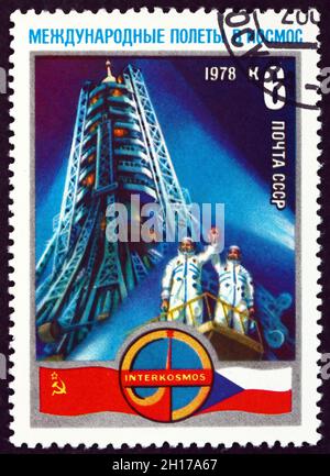 RUSSIE - VERS 1978 : un timbre imprimé en Russie montre le Rocket et et le cosmonaute soviétique Aleksei Gubarov et le capitaine tchécoslovaque Vladimir Remek sur Launchin Banque D'Images