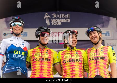 Eugenia Bujak, Marta Bastianelli, Sophie Wright, l'équipe de Maaike Boogaard Ale BTC Ljubljana se préparant à la course cycliste de la Tour des femmes phase 4 Banque D'Images