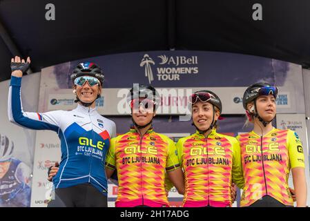 Eugenia Bujak, Marta Bastianelli, Sophie Wright, l'équipe de Maaike Boogaard Ale BTC Ljubljana se préparant à la course cycliste de la Tour des femmes phase 4 Banque D'Images