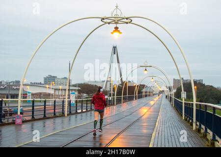 Southport, Merseyside.Météo Royaume-Uni.17 octobre 2021.Commencez la journée par la pluie dans le centre de villégiature du nord-ouest.Le bureau du met a averti de fortes pluies et des gales dès la semaine prochaine.La plus grande chance de gales sera dans le nord et le nord-ouest du Royaume-Uni, avec quelques prévisions de vents de 60 km/h dans les endroits.Crédit; MediaWorldImages/AlamyLiveNews Banque D'Images