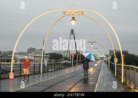 Southport, Merseyside.Météo Royaume-Uni.17 octobre 2021.Commencez la journée par la pluie dans le centre de villégiature du nord-ouest.Le bureau du met a averti de fortes pluies et des gales dès la semaine prochaine.La plus grande chance de gales sera dans le nord et le nord-ouest du Royaume-Uni, avec quelques prévisions de vents de 60 km/h dans les endroits.Crédit; MediaWorldImages/AlamyLiveNews Banque D'Images