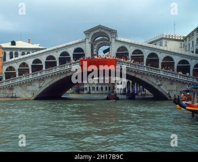 PUENTE DE RIALTO SOBRE EL GRAN CANAL - SIGLO XVAUTEUR: ANTONIO DA PONTE.EMPLACEMENT : PUENTE DE RIALTO.Veneig.ITALIE. Banque D'Images