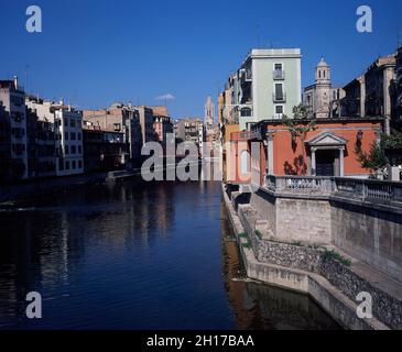 RIO OÑAR A SU PASO POR LA CIUDAD.Emplacement : EXTÉRIEUR.GERONA.ESPAGNE. Banque D'Images