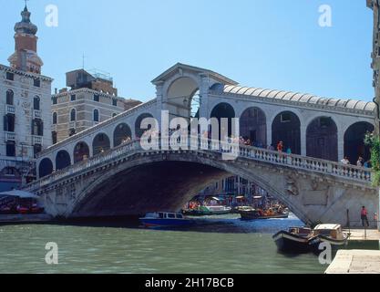 PUENTE DE RIALTO SOBRE EL GRAN CANAL - SIGLO XVAUTEUR: ANTONIO DA PONTE.EMPLACEMENT : PUENTE DE RIALTO.Veneig.ITALIE. Banque D'Images