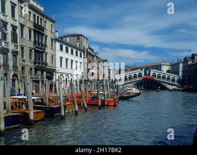 PUENTE DE RIALTO SOBRE EL GRAN CANAL - SIGLO XVAUTEUR: ANTONIO DA PONTE.EMPLACEMENT : PUENTE DE RIALTO.Veneig.ITALIE. Banque D'Images