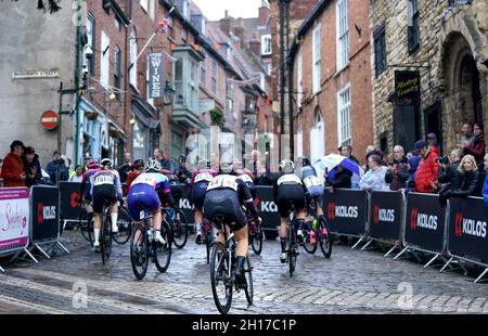 Coureurs en action pendant la course sur route des femmes pendant la course sur route des Championnats nationaux de cyclisme britanniques à travers Lincoln.Date de la photo: Dimanche 17 octobre 2021. Banque D'Images