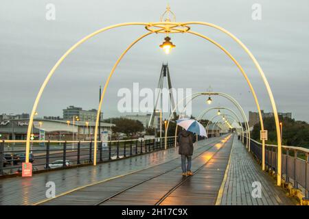 Southport, Merseyside.Météo Royaume-Uni.17 octobre 2021.Commencez la journée par la pluie dans le centre de villégiature du nord-ouest.Le bureau du met a averti de fortes pluies et des gales dès la semaine prochaine.La plus grande chance de gales sera dans le nord et le nord-ouest du Royaume-Uni, avec quelques prévisions de vents de 60 km/h dans les endroits.Crédit; MediaWorldImages/AlamyLiveNews Banque D'Images