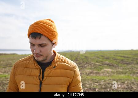 Portrait d'un jeune homme en potiron dans le soleil d'automne Banque D'Images