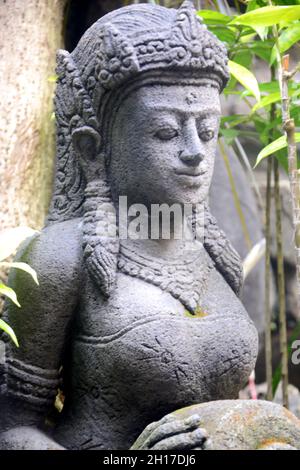 une statue d'une femme noire dans le parc Banque D'Images