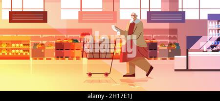 femme senior avec plein de produits chariot vérifier la liste d'achats dans le supermarché moderne de l'intérieur d'épicerie Illustration de Vecteur