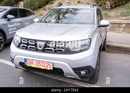 Galati, Roumanie - 15 septembre 2021 : vue de face de Silver Dacia Duster Banque D'Images