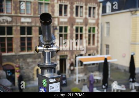 Gand (pont de Saint-michaels), Belgique - octobre 9.2021: Gros plan du télescope monoculaire sur le pont au point de vue touristique, brouillé bâtiments médiévaux dos Banque D'Images