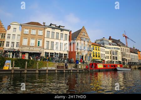 Gand, Belgique - octobre 9.2021: Vue sur la rivière sur les maisons médiévales de front de mer contre bleu ciel d'automne Banque D'Images