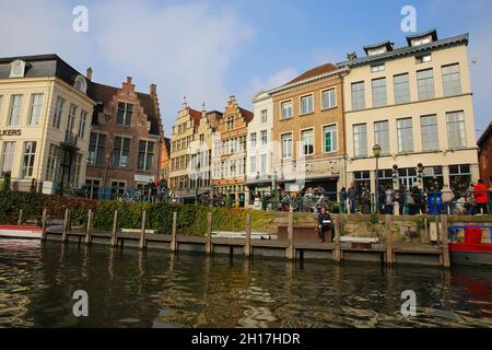 Gand, Belgique - octobre 9.2021: Vue sur la rivière sur les maisons médiévales de front de mer contre le ciel bleu Banque D'Images