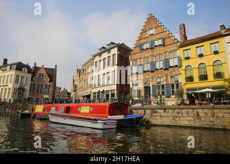 Gand, Belgique - octobre 9.2021: Vue sur la rivière sur les maisons médiévales de front de mer contre le ciel bleu Banque D'Images