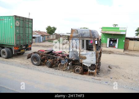 MOMBASA, KENYA - 14 décembre 2016 : vue d'un camion brûlé sur le côté de la route à Mombasa, Kenya Banque D'Images