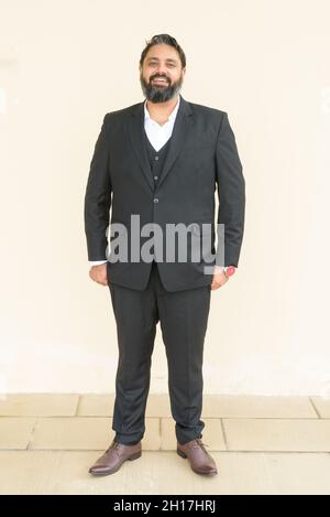 Portrait d'un beau homme d'affaires indien sur fond clair Banque D'Images