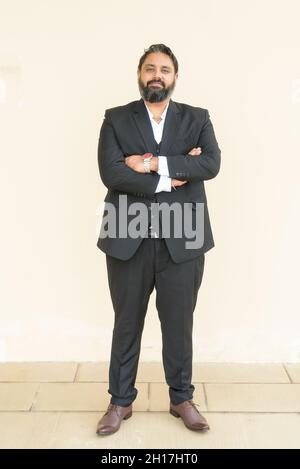 Portrait d'un beau homme d'affaires indien sur fond clair Banque D'Images