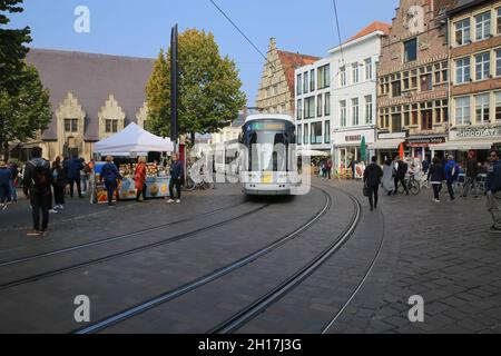 Gand (groentenmarkt), Belgique - octobre 9.2021: Vue sur la place du marché avec tram et bâtiments médiévaux contre ciel bleu Banque D'Images