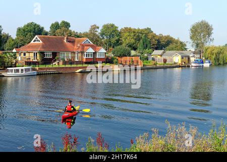 Un canoéiste sur la Tamise à Laleham lors d'une journée ensoleillée au début de l'automne, Surrey, Angleterre, Royaume-Uni Banque D'Images