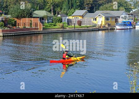 Un canoéiste sur la Tamise à Laleham lors d'une journée ensoleillée au début de l'automne, Surrey, Angleterre, Royaume-Uni Banque D'Images