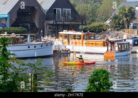 Un canoéiste sur la Tamise à Laleham lors d'une journée ensoleillée au début de l'automne, Surrey, Angleterre, Royaume-Uni Banque D'Images