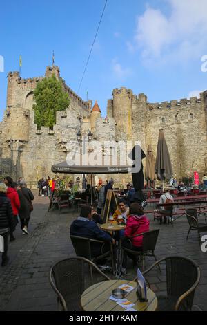 Gand, Belgique - octobre 9.2021: Vue sur le café-restaurant extérieur avec des personnes assises sur le château médiéval de gravensteen Banque D'Images