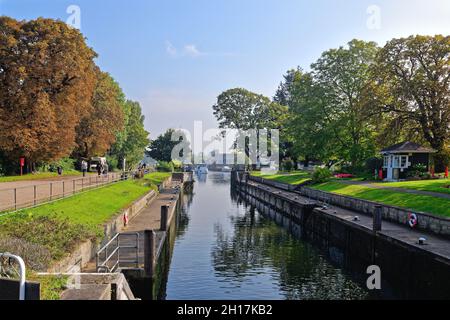 La Tamise à Penton Hook Lock, Laleham, un jour ensoleillé au début de l'automne, Surrey, Angleterre, Royaume-Uni Banque D'Images