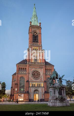 Düsseldorf, ALLEMAGNE - NOVEMBRE 2021 : vue extérieure sur Johanneskirche, église Johannes, à Düsseldorf, Allemagne, au crépuscule. Banque D'Images