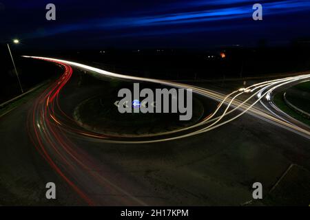 Les sentiers de voiture de nuit à un rond-point, Peterborough City, Cambridgeshire, Angleterre; Royaume-Uni Banque D'Images