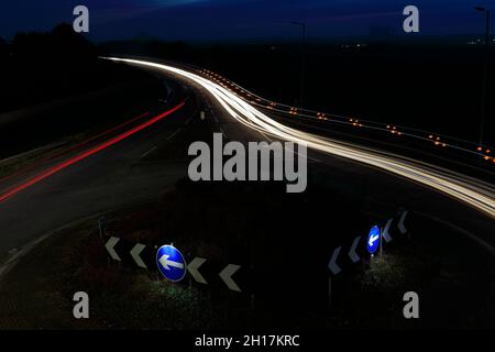 Les sentiers de voiture de nuit à un rond-point, Peterborough City, Cambridgeshire, Angleterre; Royaume-Uni Banque D'Images