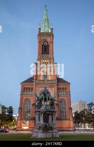 Düsseldorf, ALLEMAGNE - NOVEMBRE 2021 : vue extérieure sur Johanneskirche, église Johannes, à Düsseldorf, Allemagne, au crépuscule. Banque D'Images