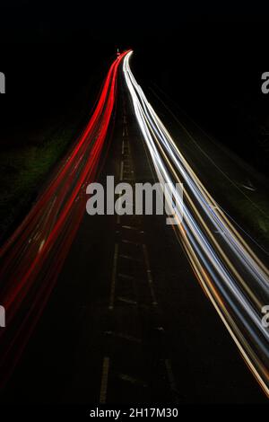 Les sentiers de voiture de nuit à un rond-point, Peterborough City, Cambridgeshire, Angleterre; Royaume-Uni Banque D'Images