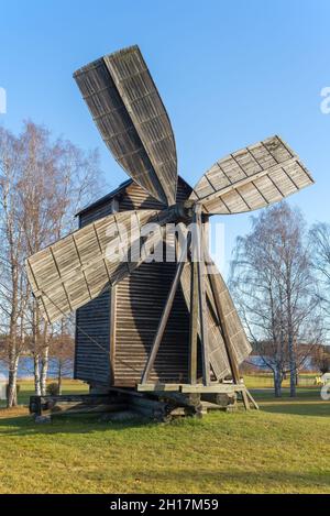 Vieux moulin à vent dans le village de Rantasalmi en gros plan un après-midi d'octobre.Finlande Banque D'Images