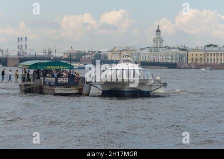 SAINT-PÉTERSBOURG, RUSSIE - 13 JUILLET 2017 : écorceuse avec touristes et bateau hydroglisseur sur la Neva Banque D'Images