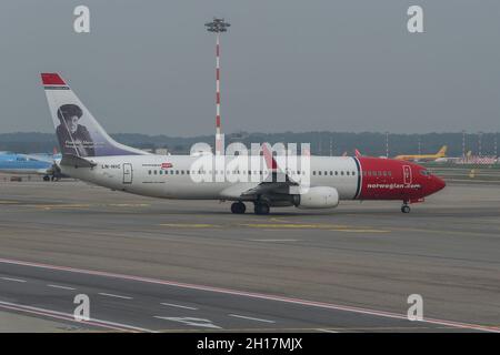 MILAN, ITALIE - 29 SEPTEMBRE 2017 : navette aérienne norvégienne Boeing 737-8JP (LN-NIC) avec un portrait de Fredrikke Marie Qwam sur le terrain d'aviation de Malpensa A. Banque D'Images