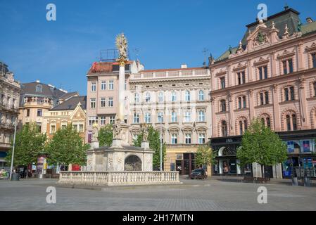 BRNO, RÉPUBLIQUE TCHÈQUE - 24 AVRIL 2018 : la colonne de la peste (1689) - un monument en l'honneur de la fin de l'épidémie de peste sur la place de la liberté Banque D'Images