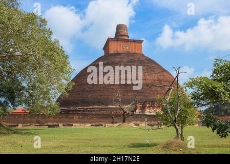 Vue sur l'ancienne Jetavana Dagoba par une journée ensoleillée.Ville sacrée.Anuradhapura, Sri Lanka Banque D'Images