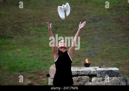 Olympia, Grèce.17 octobre 2021.Un artiste dévoile une colombe blanche lors de la répétition de la robe pour l'éclairage de la flamme olympique dans l'ancienne Olympie, berceau des Jeux Olympiques antiques.La flamme sera transportée par relais de torche à Beijing, en Chine, où les Jeux olympiques d'hiver auront lieu du 4 au 20 février 2022.Credit: Angelos Tzortzinis/dpa/Alay Live News Banque D'Images