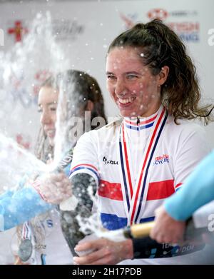 Pfeiffer Georgi de l'équipe DSM célèbre la victoire sur la route des femmes lors de la course sur route des championnats nationaux de cyclisme britannique à travers Lincoln.Date de la photo: Dimanche 17 octobre 2021. Banque D'Images