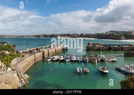Des bateaux de pêche amarrés dans le pittoresque port de Newquay, dans les Cornouailles. Banque D'Images