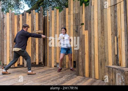 Acteurs lors d'une répétition de combat à l'amphithéâtre Trebah Garden de Cornwall. Banque D'Images